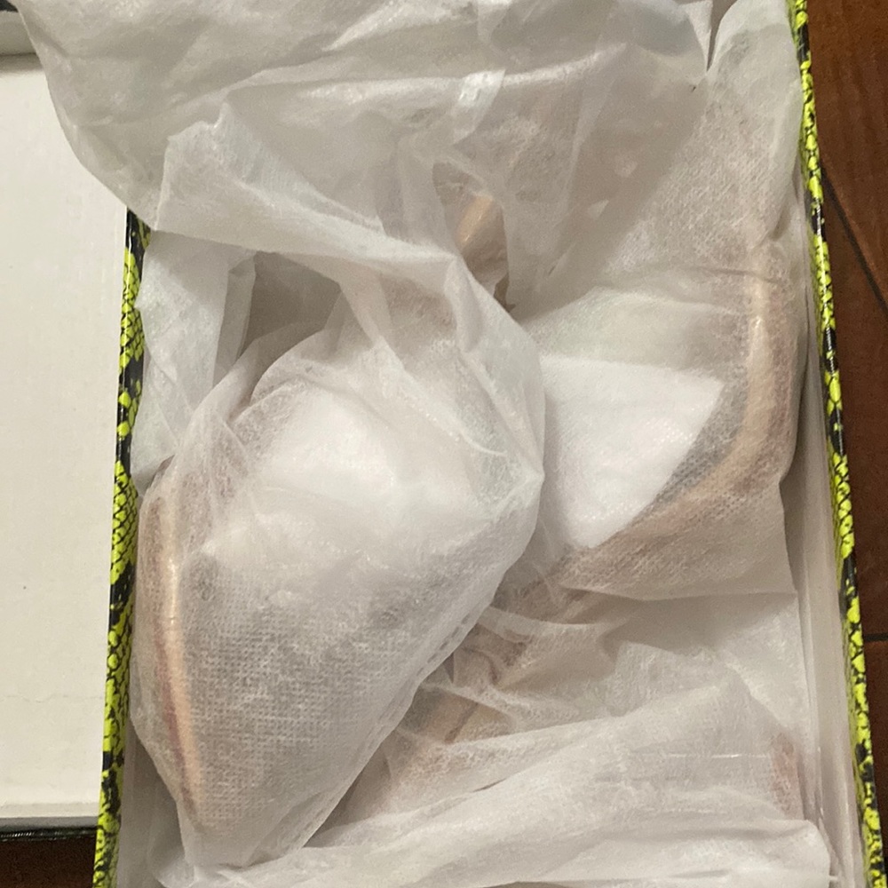 CLEAR CAPE ROBBIN HEELS - Picture 2 of 2